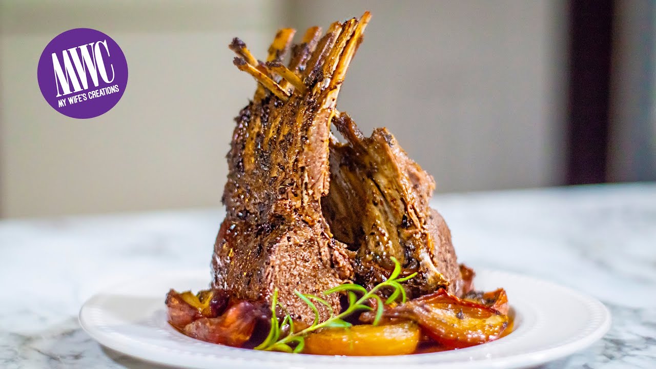 Costillas de cordero al horno servidas con patatas