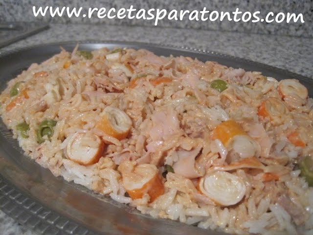 Ensalada de arroz con aderezo rosa