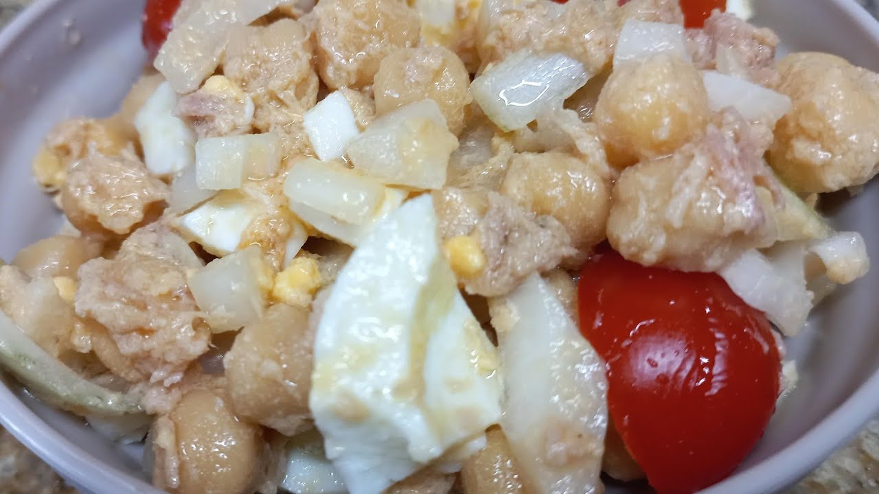Ensalada de garbanzos enlatados con atún y huevo cocido
