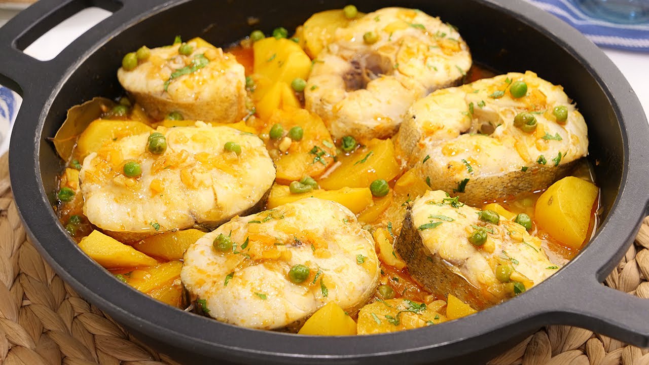Merluza en salsa con guarnición de patatas a lo pobre