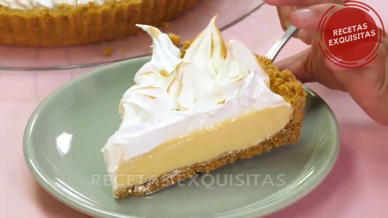Pastel de limón con merengue sobre una base de galletas