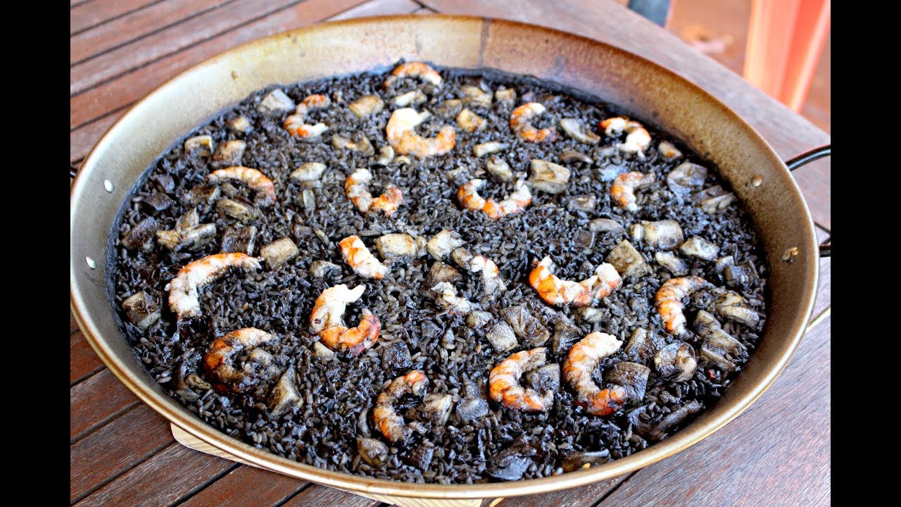 Plato de arroz negro con sepia y gambas