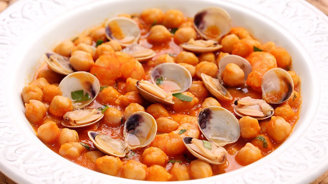 Preparación de Garbanzos con Langostinos y Almejas