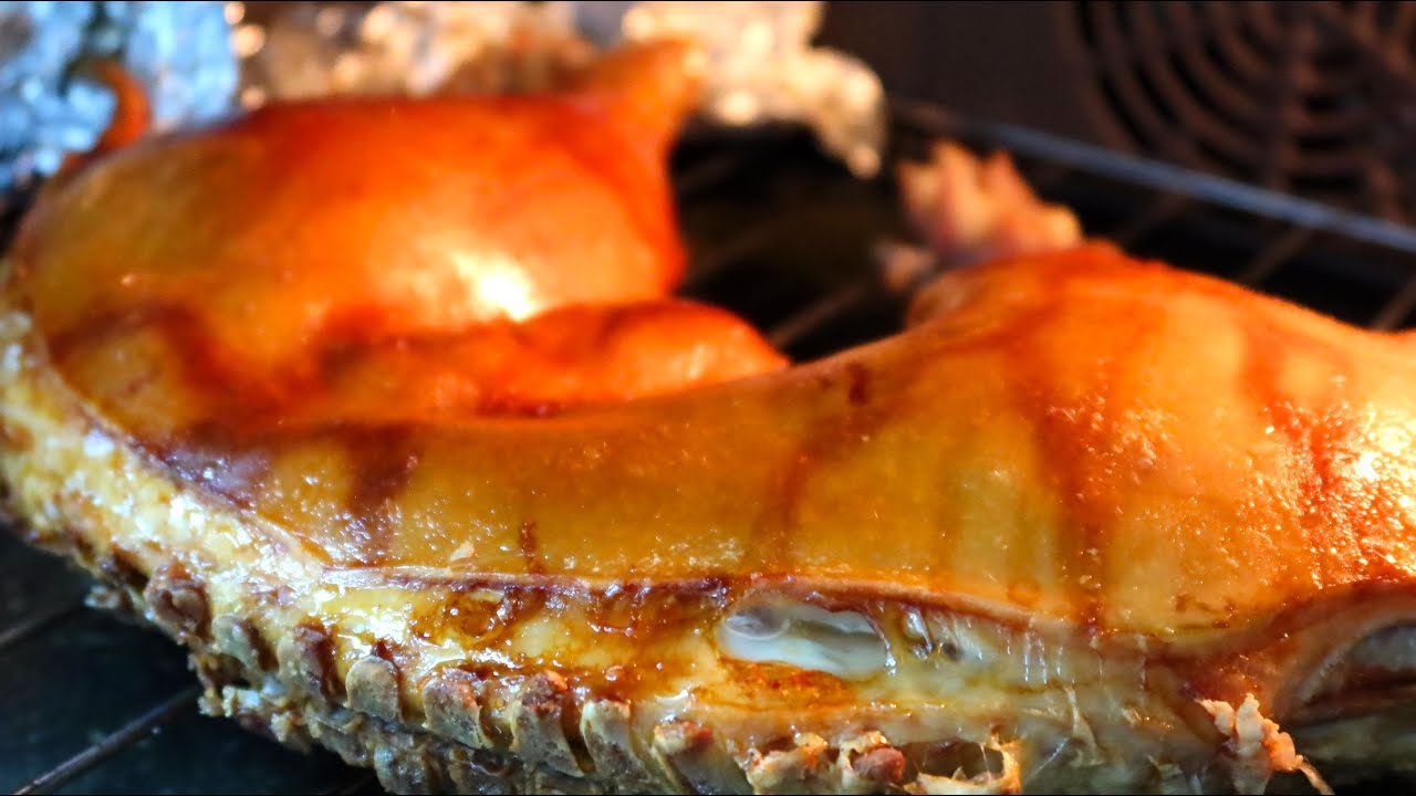 Preparación de cochinillo al horno con guarnición de patatas