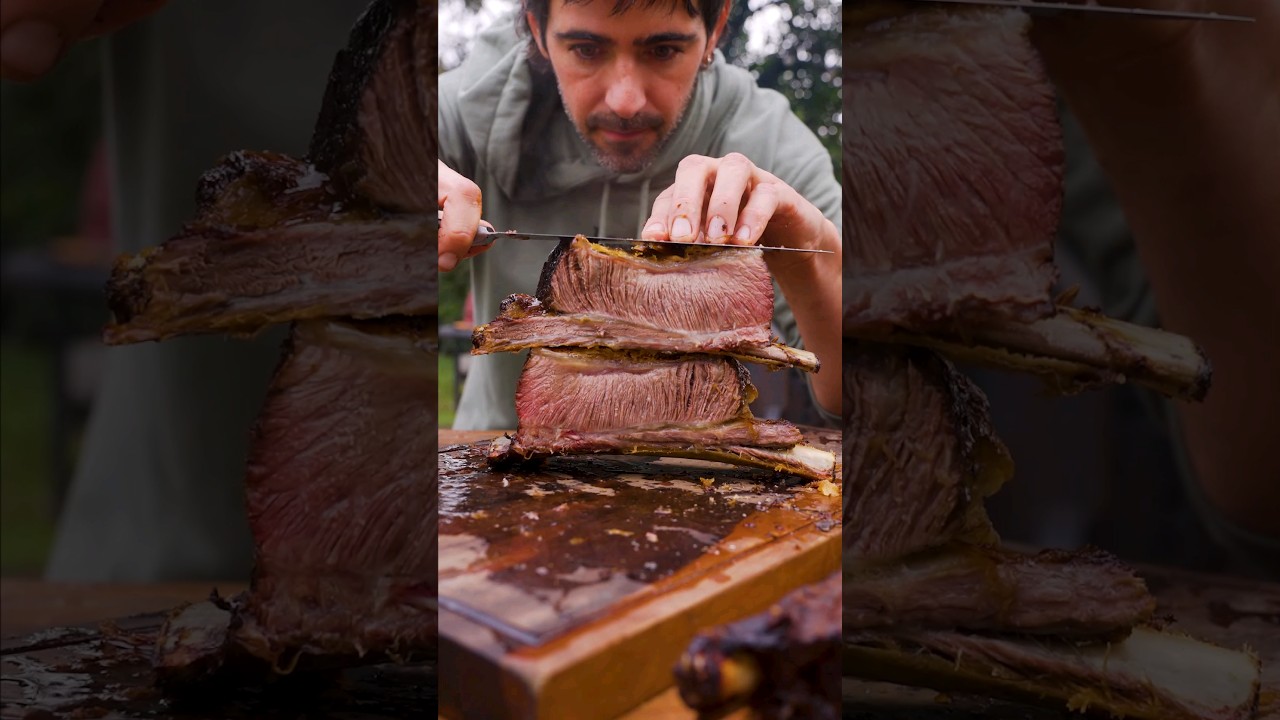 Preparar las costillas cocinándolas previamente antes de asarlas