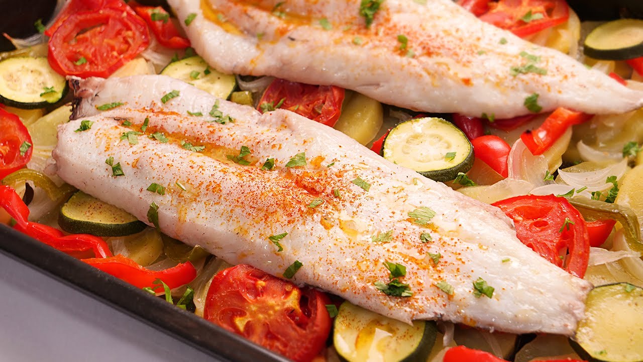 Receta de merluza al horno con calabacín y cebolla