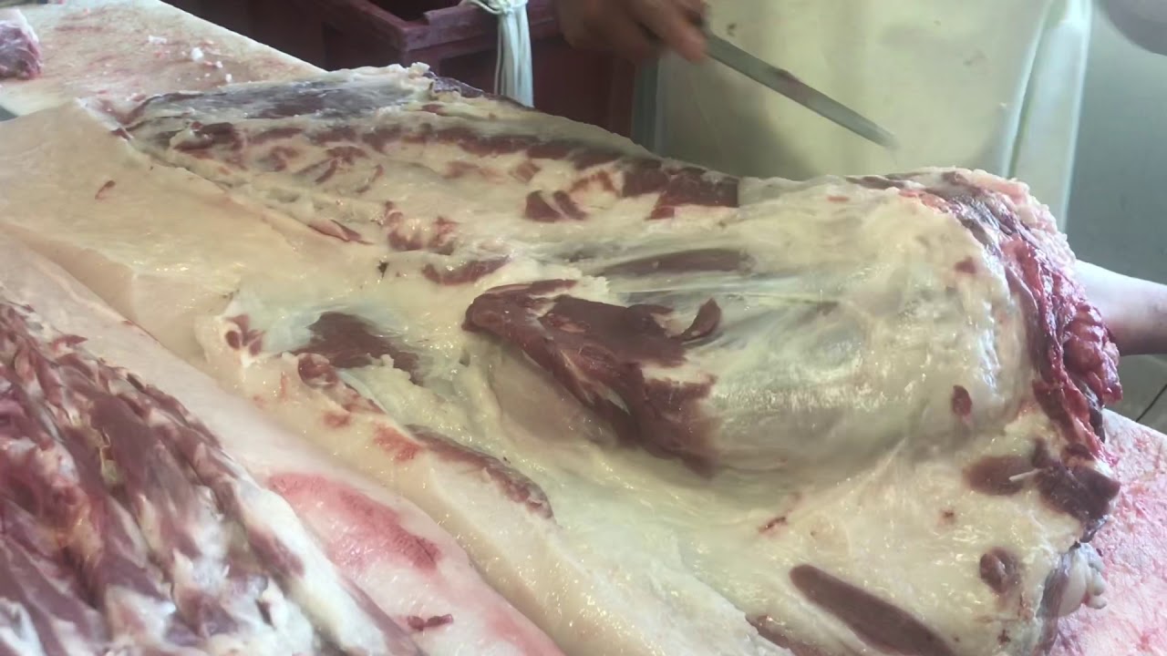 Adquiriendo carne fresca de cerdo ibérico de bellota