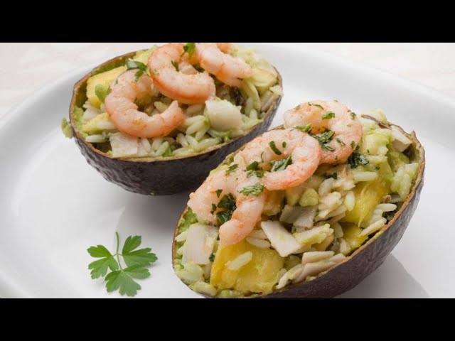 Aguacates rellenos con gambas y piña
