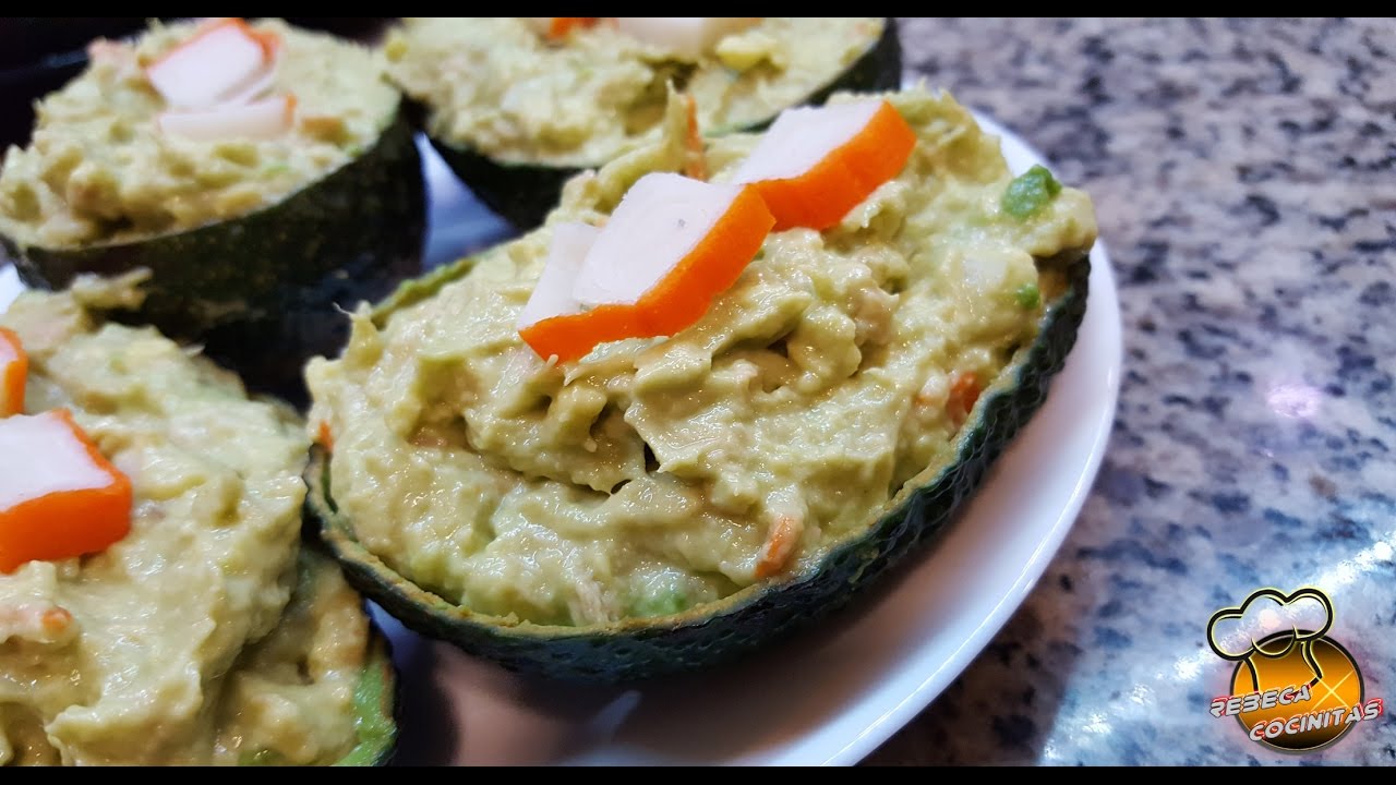 Aguacates rellenos de atún y surimi