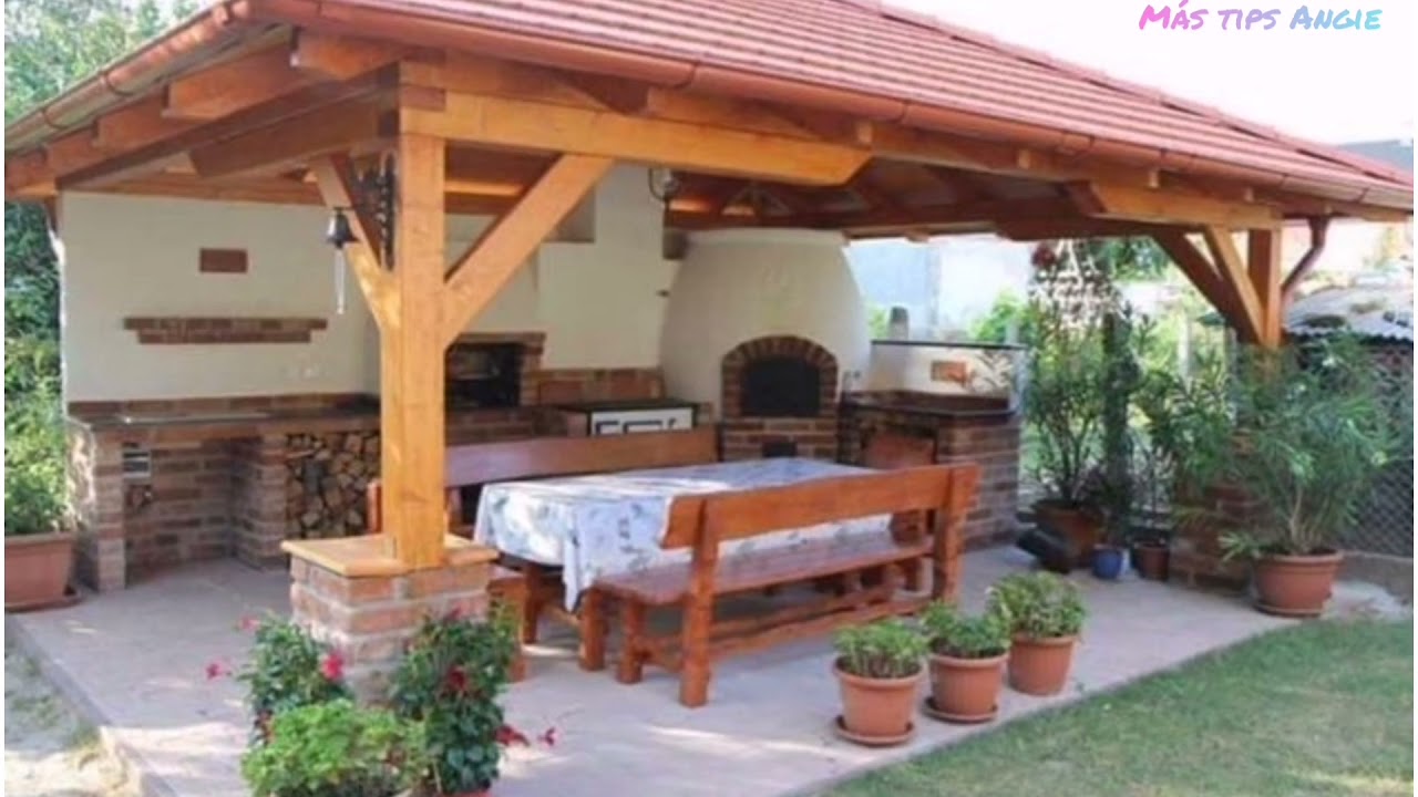 Barbacoa al aire libre con horno de leña