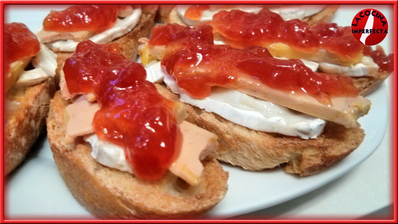 Canapés de queso de cabra con mermelada de tomate
