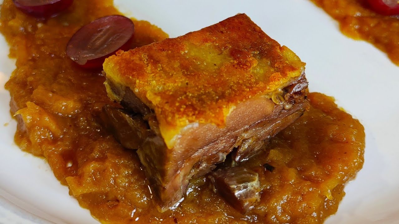 Confit de pato acompañado de compota de manzana y cebolla