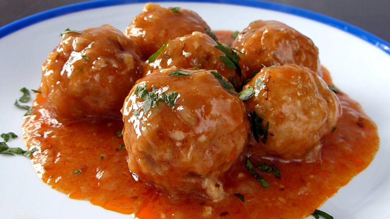 Deliciosas albóndigas de pollo en salsa casera familiar