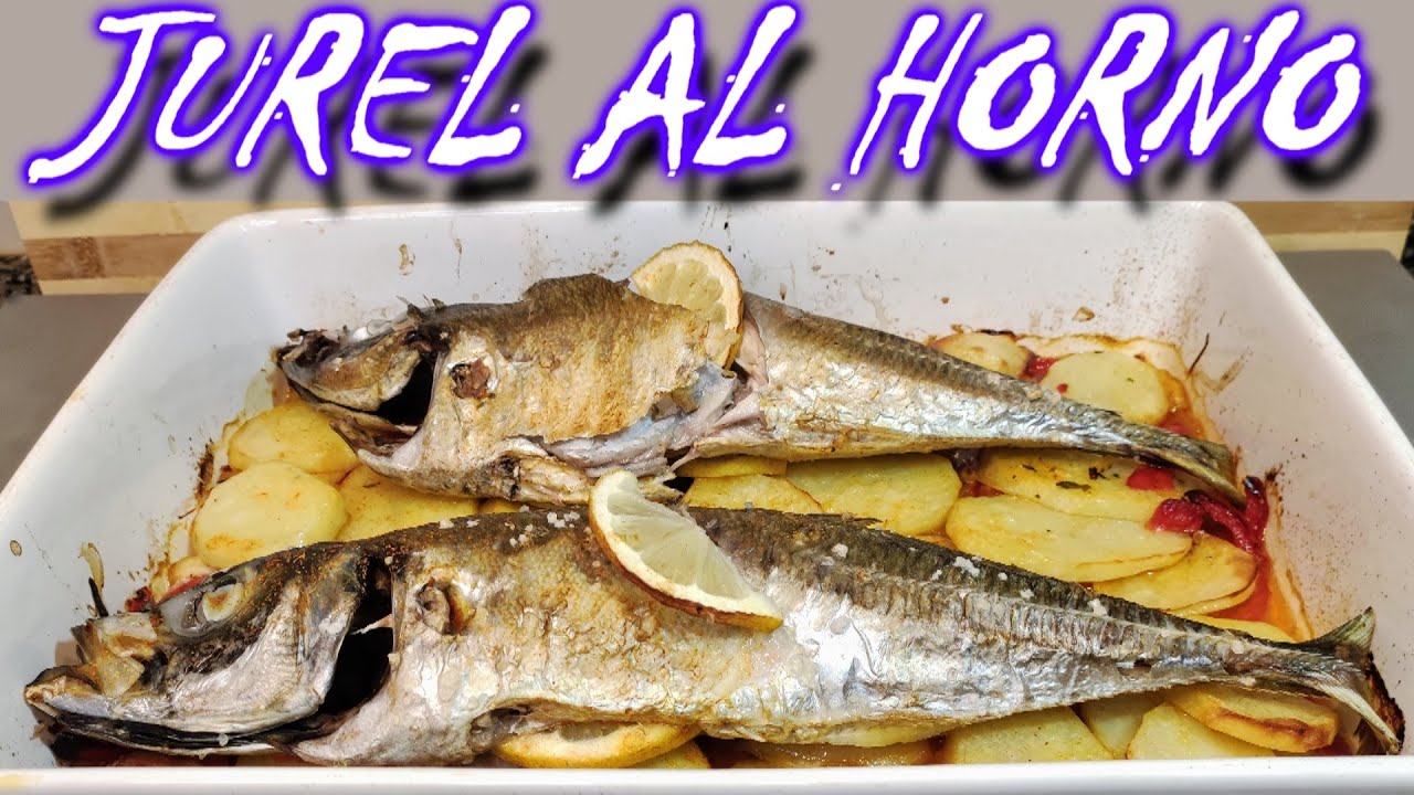 Delicioso plato de jurel horneado con patatas pimiento rojo y cebolla