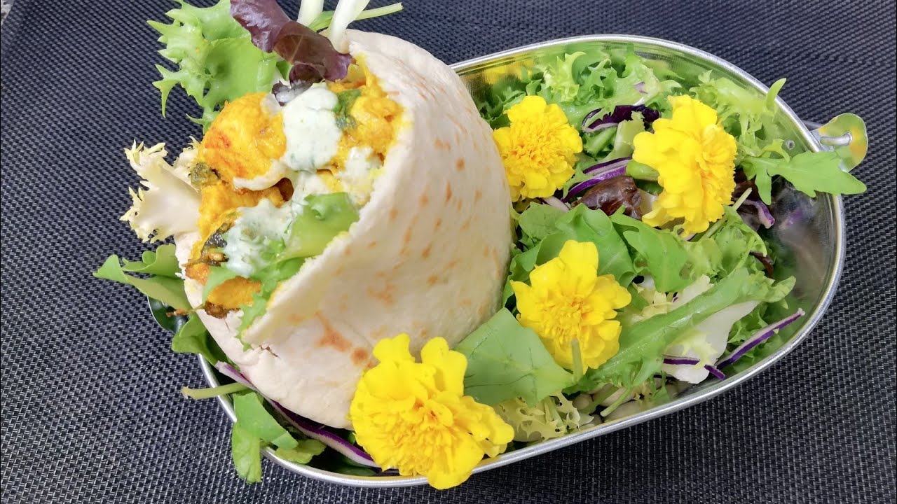 Pan de pita relleno de pollo con salsa de yogur