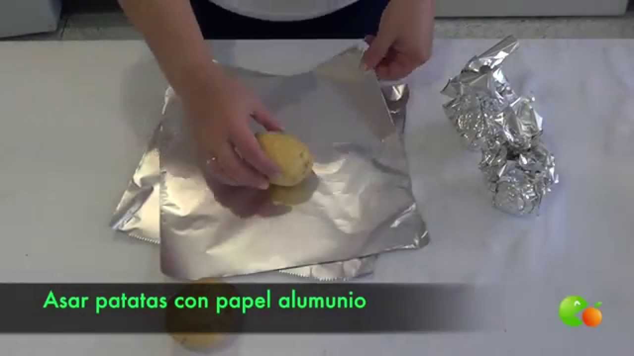 Patatas asadas al horno con papel de aluminio