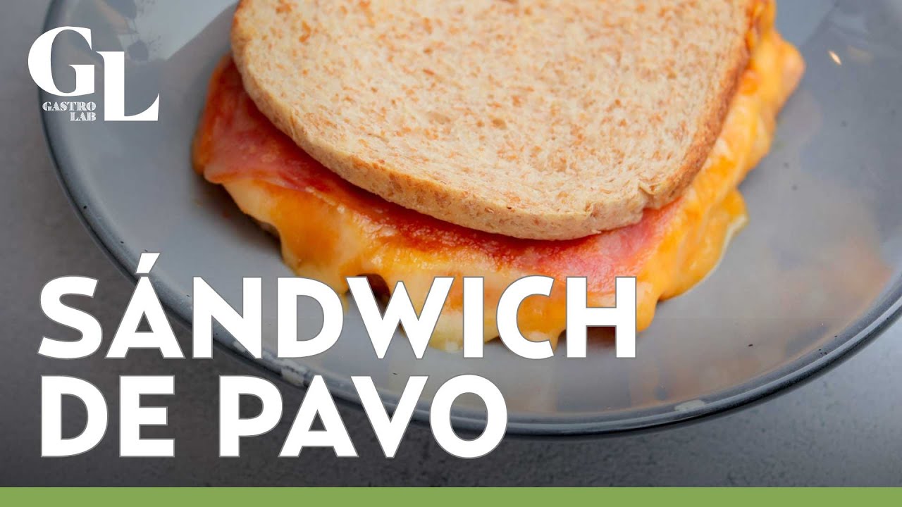 Sándwich de jamón de pavo y queso cheddar