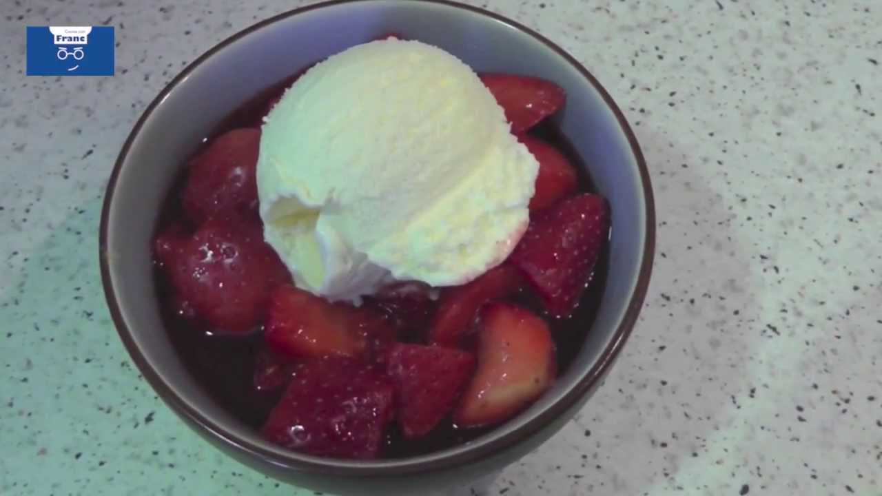 Sorprendente postre: sopa de fresas con helado de vainilla