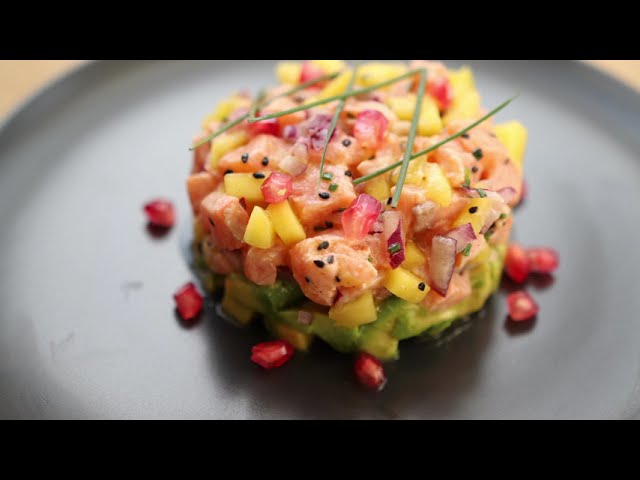 Tartar de salmón ahumado con aguacate y mango